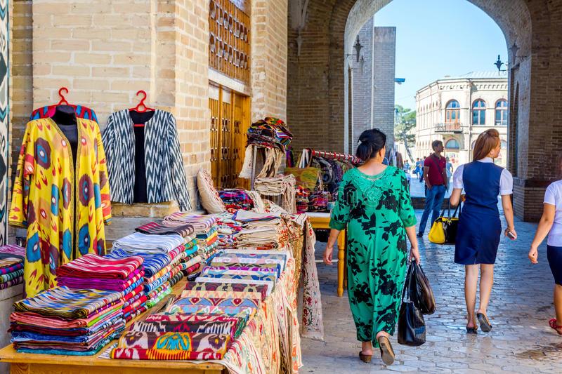 cikk_5832_street_bazaar_bukhara_uzbekistan_september_souvenirs_traditional_uzbek_clothes_downtown_september_95656553.jpg