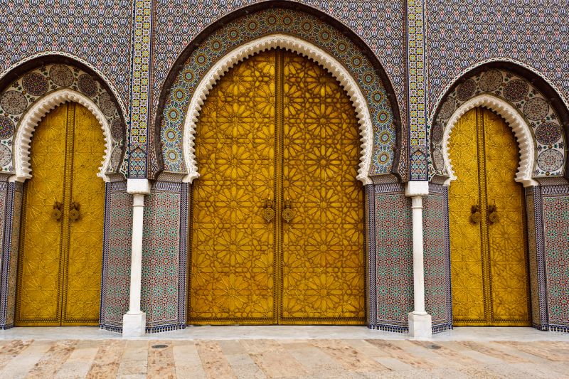 cikk_5942_ornate_brass_and_tile_doors_to_royal_palace_in_fez_morocco.jpg