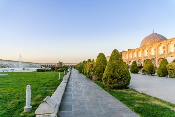 cikk_0_1000ut-iran-imam-ter1.jpg