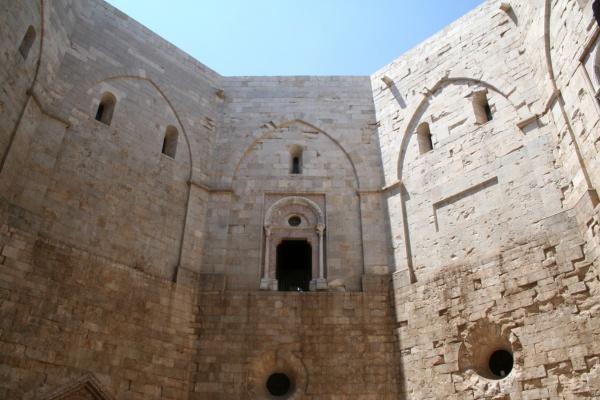 cikk_0_1000ut-olaszorszag-puglia-castel-del-monte-cikk1.jpg