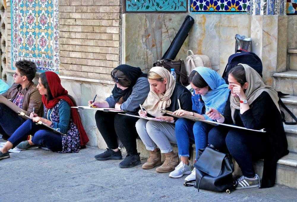 Irán. rajzoló hölgyek