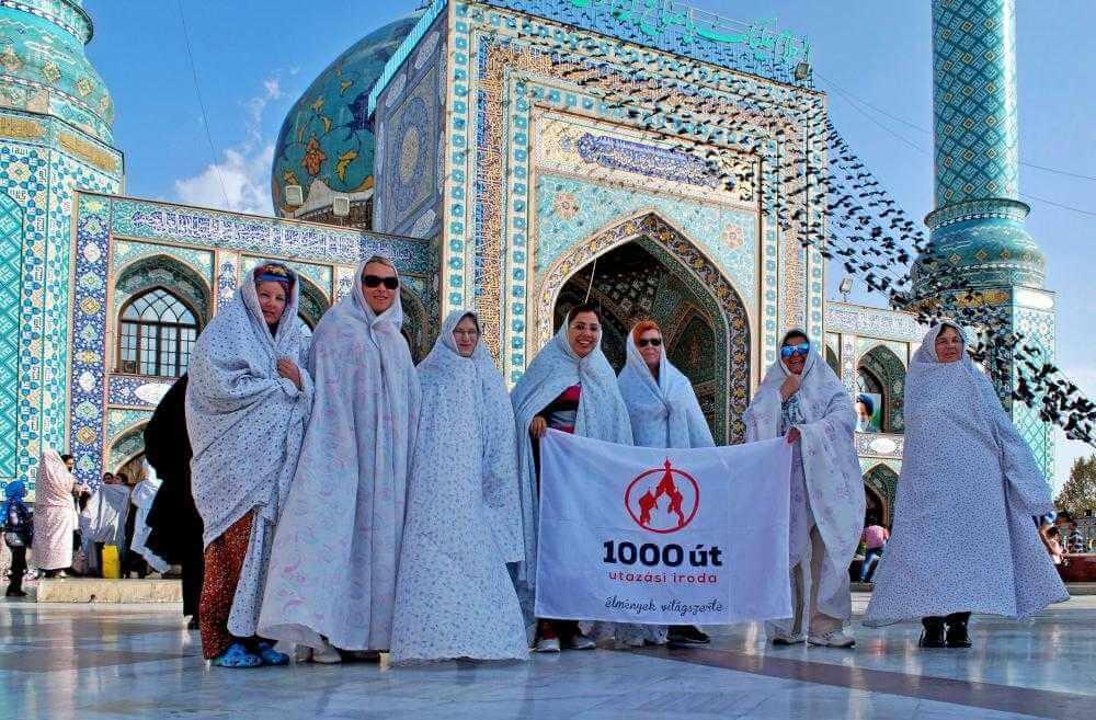Irán, 1000 Út Csoportkép a Imamzadeh Saleh mecset előtt