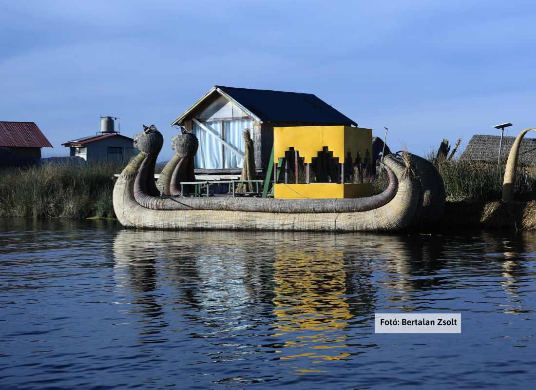 Peru, Totoratanád katamarán a Titicaca tavon