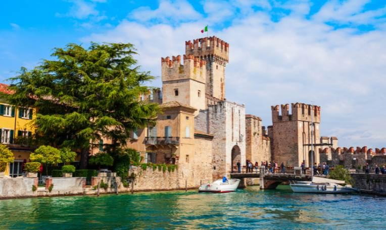 Olaszország, Garda-tó, Sirmione, Castello Scaligero