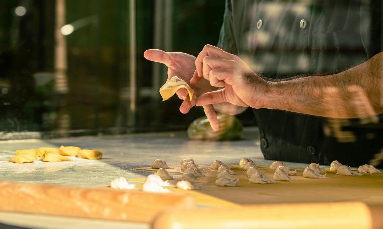 Olaszország, tortellini készítés