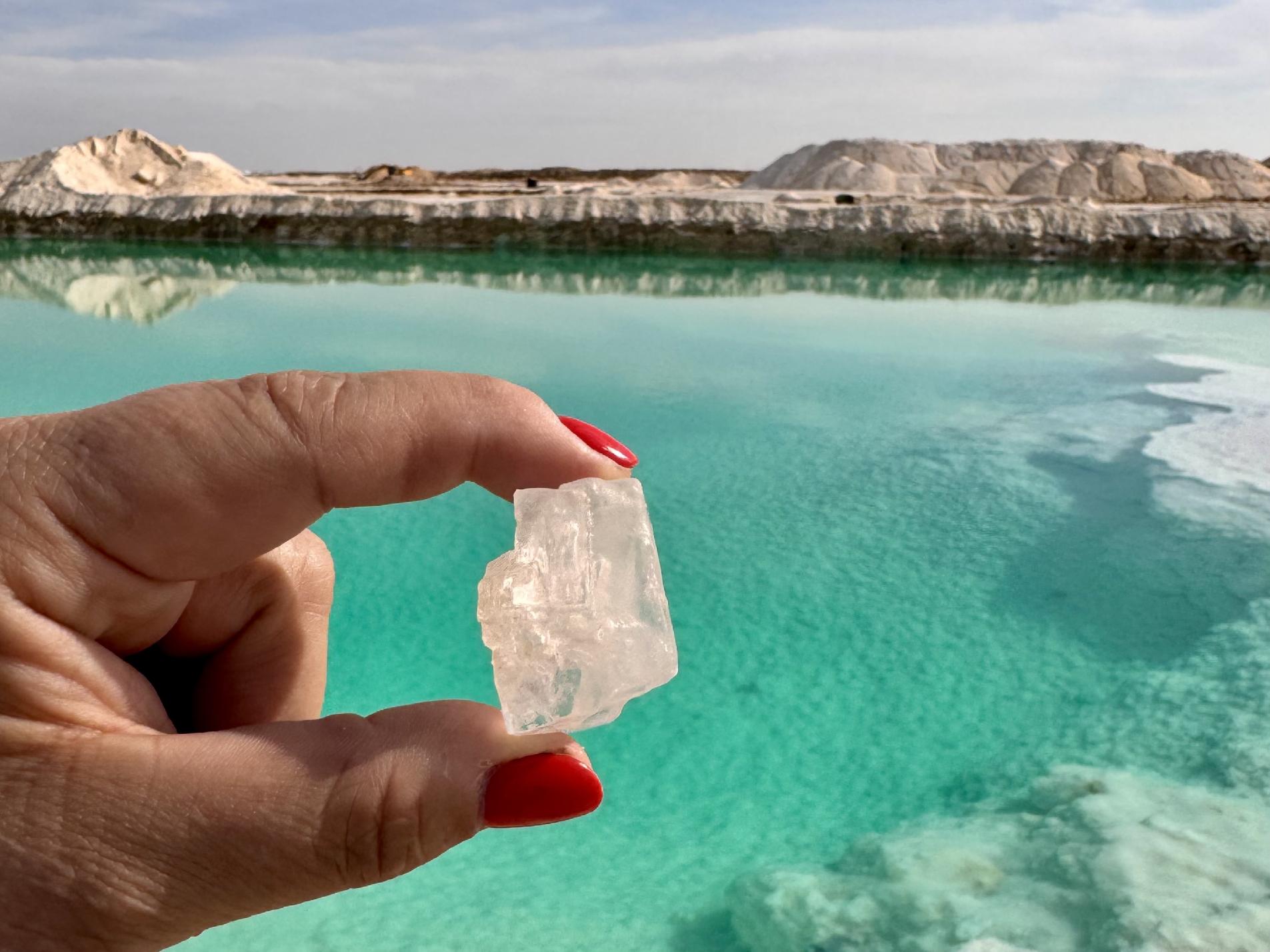 Siwa-oázis, a sóstó türkiz vize és egy sókristály