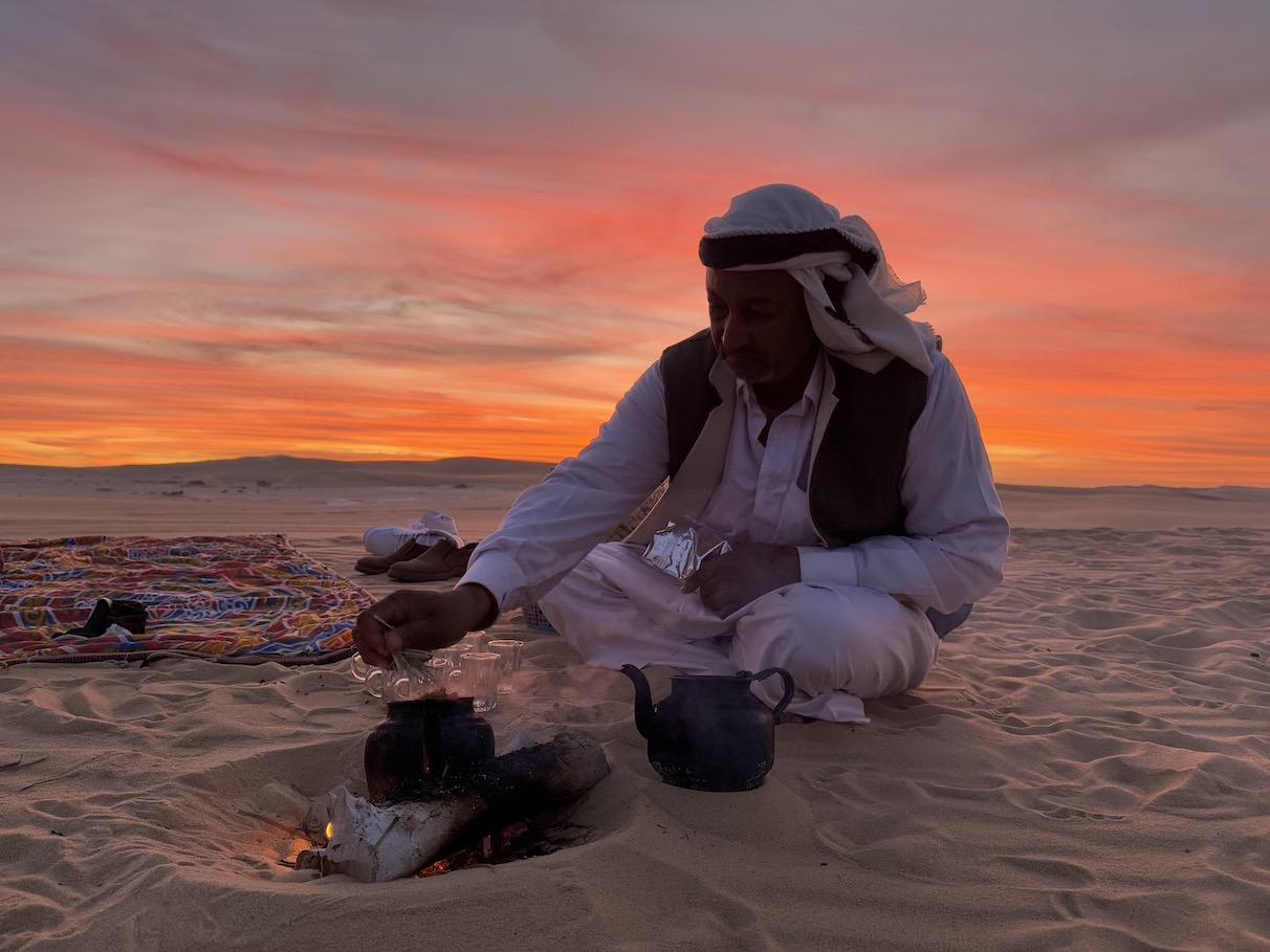 Youssef este. Itt teát főz.