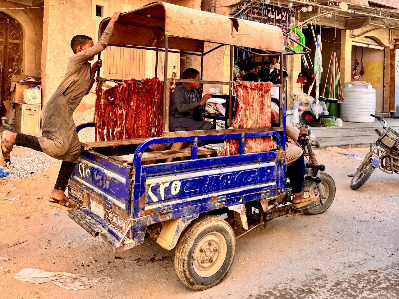 Siwa-oázis, helyi taxi. Itt is megy a potyázás.