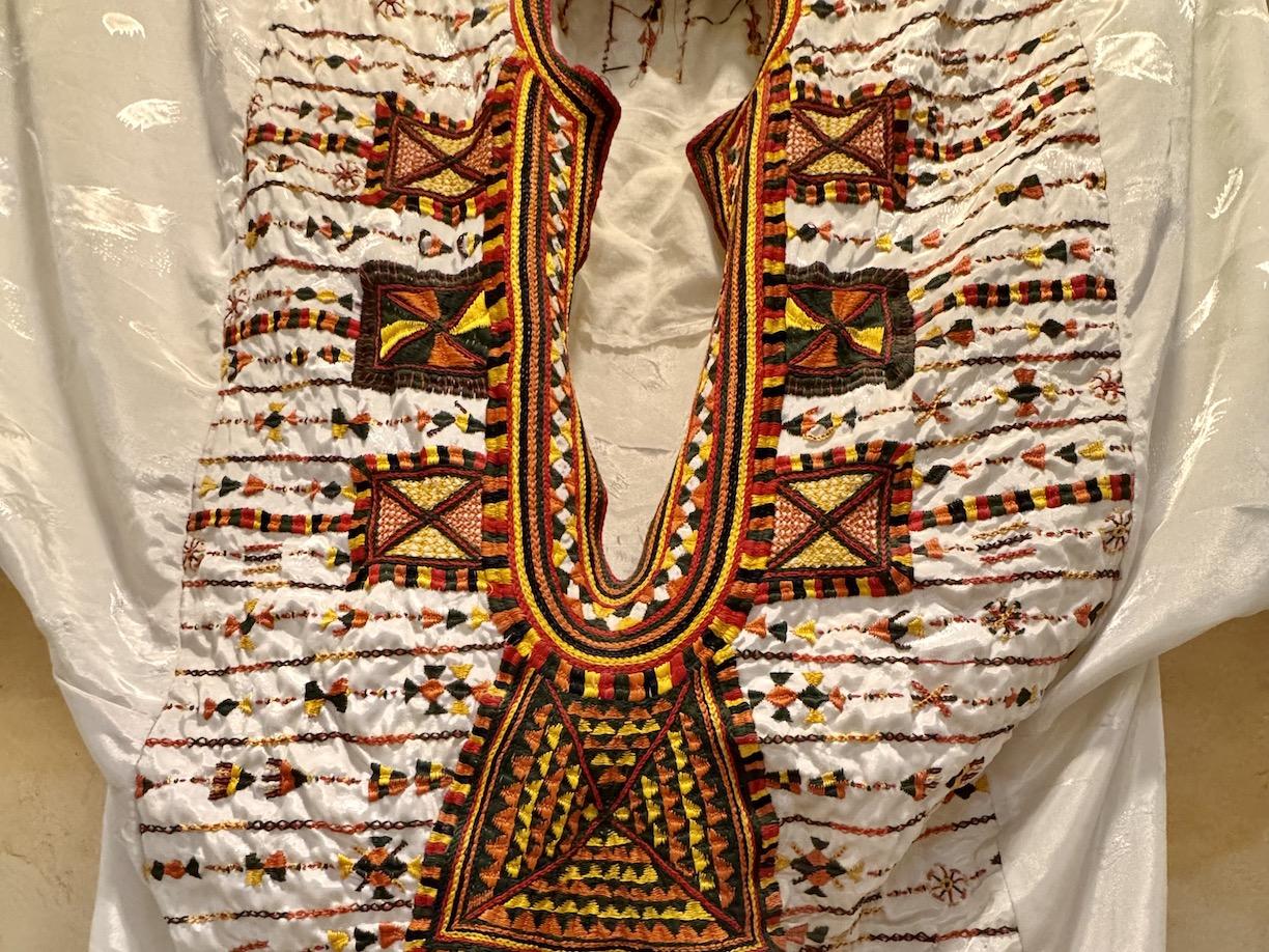 Jellegzetes selyemhímzés a Siwa-oázisból