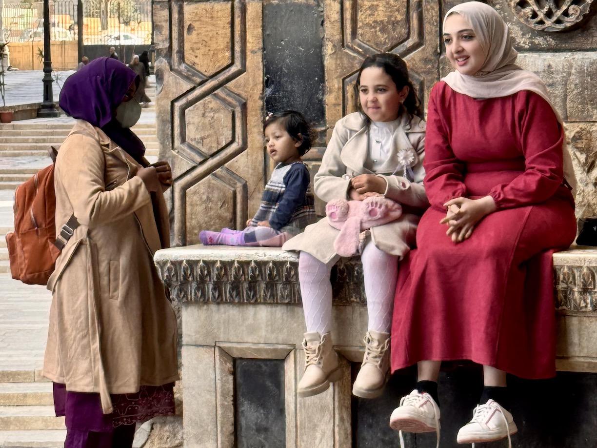 Kairó, beszélgetés a mecsetudvaron