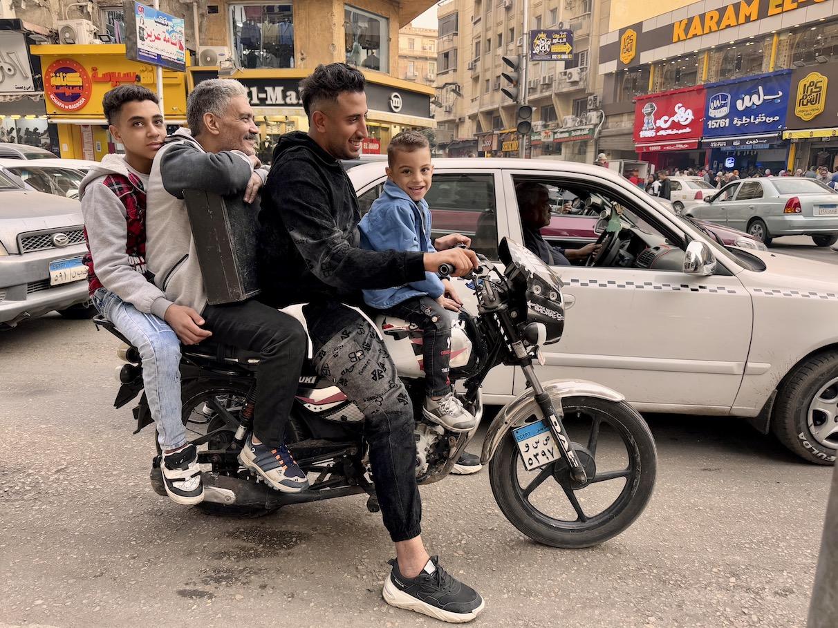 Kairó, szelíd motorosok.