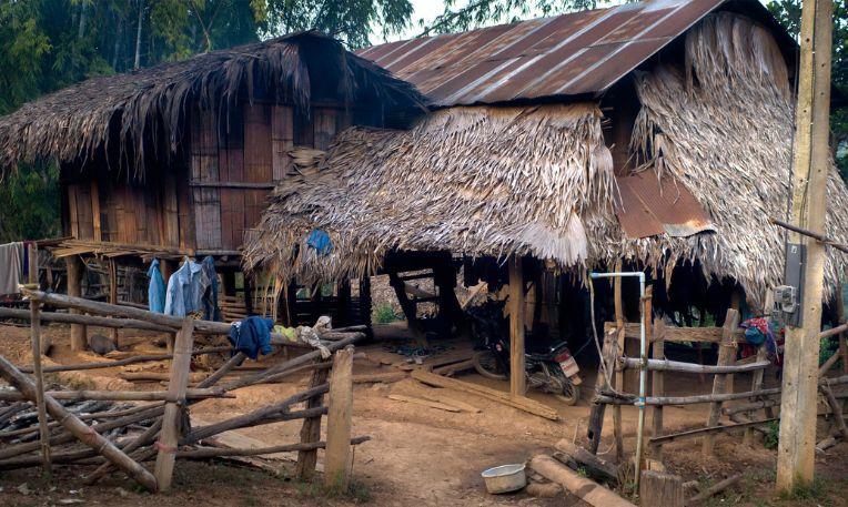 Thaiföld, karen falu