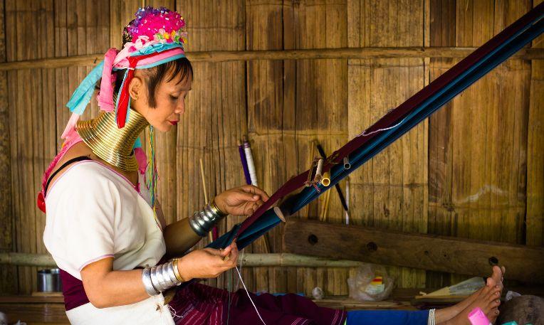 Thaiföld, „hosszú nyakúak” törzsi falu