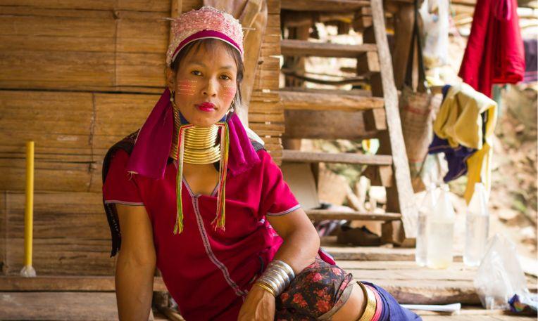 Thaiföld, „hosszú nyakúak” törzsi falu