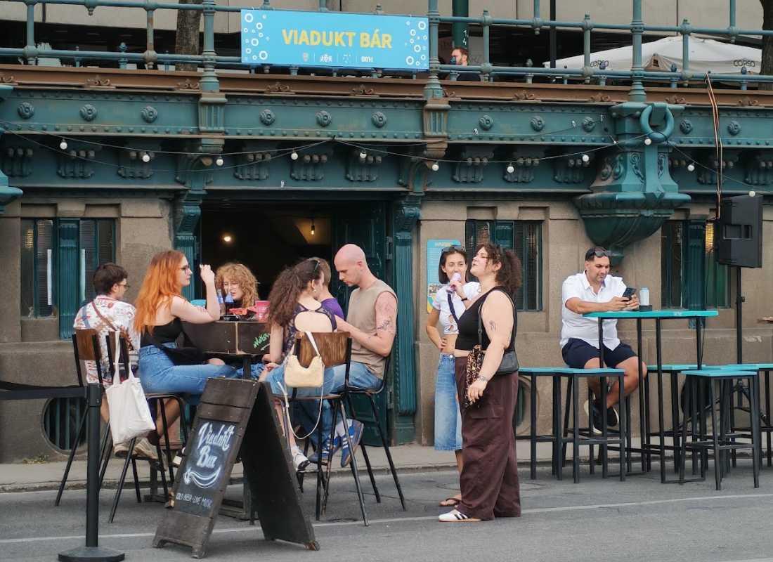 Van nálatok terasz? Rendhagyó kocsmatúra és városséta