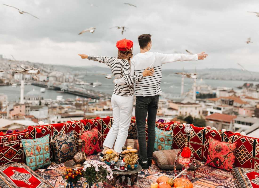 Isztambul, tetőteraszon álló pár nézi a várost