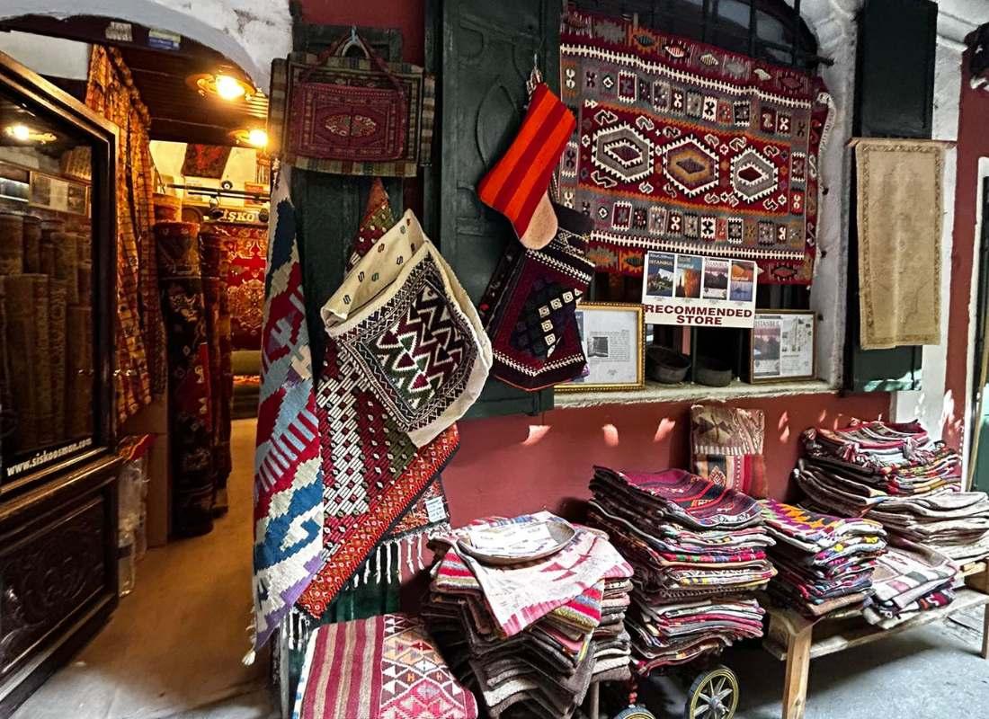 Isztambul, szőnyegek árusítása a piacon