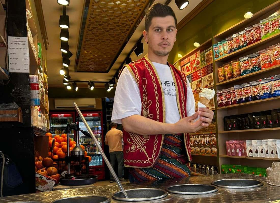 Isztambul, fagylatot készítő férfi