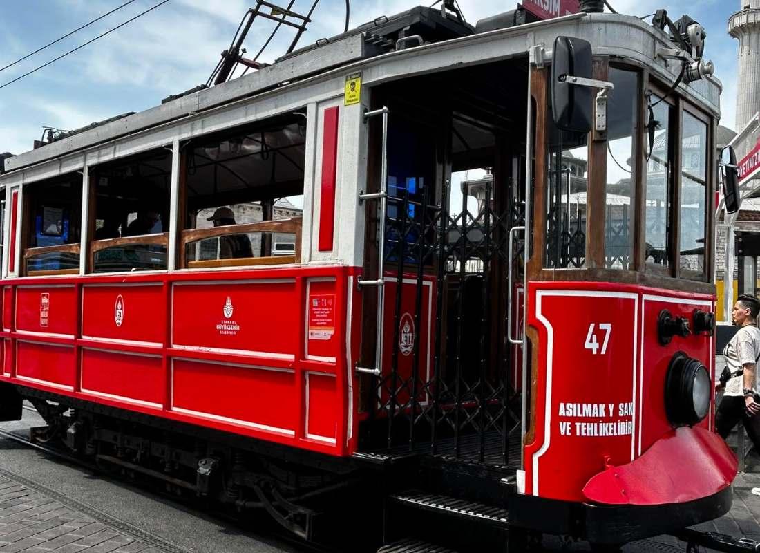 Isztambul, piros villamos