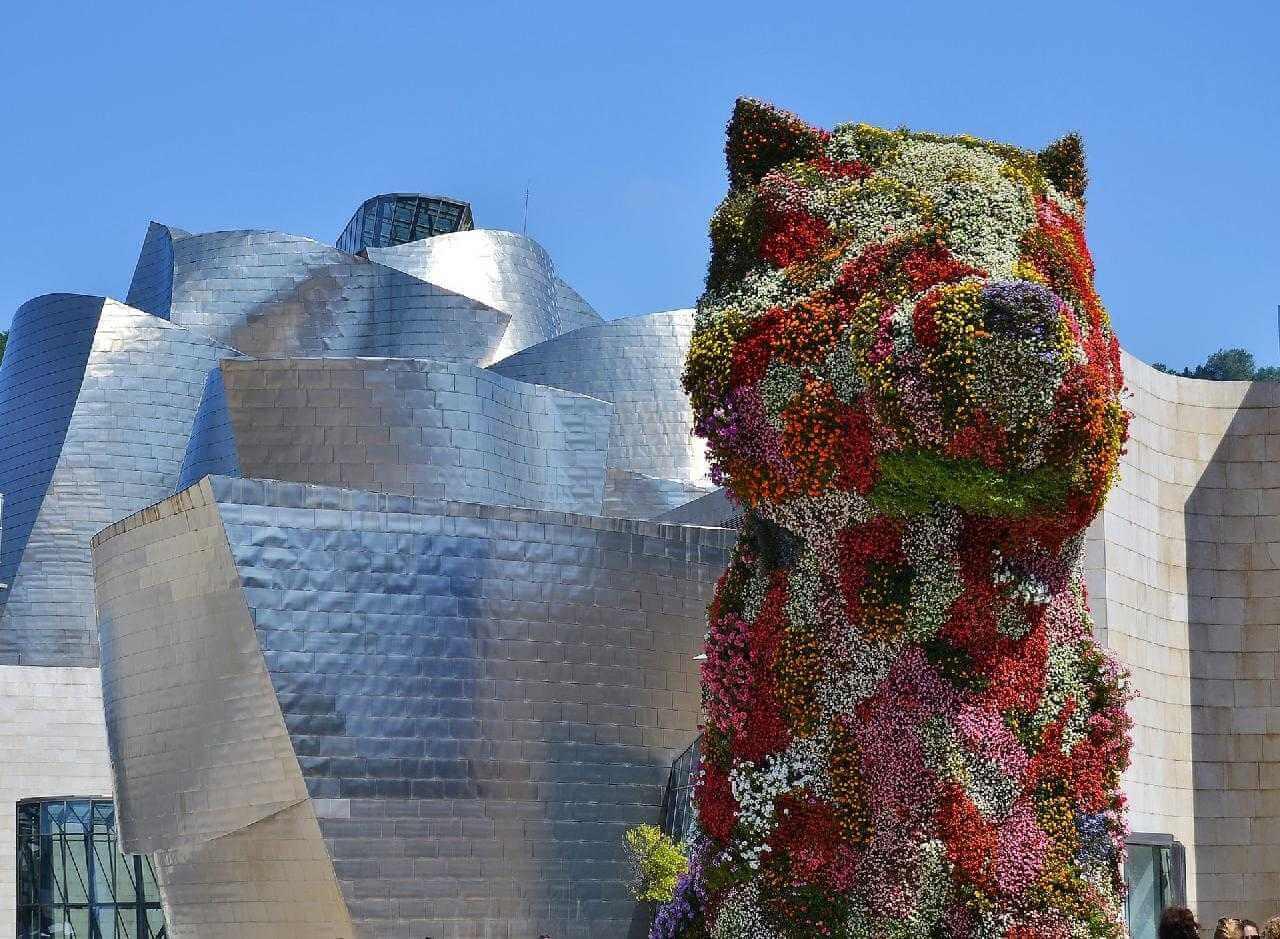 Spanyolország, Guggenheim Múzeum előtt álló virágból készített kutya